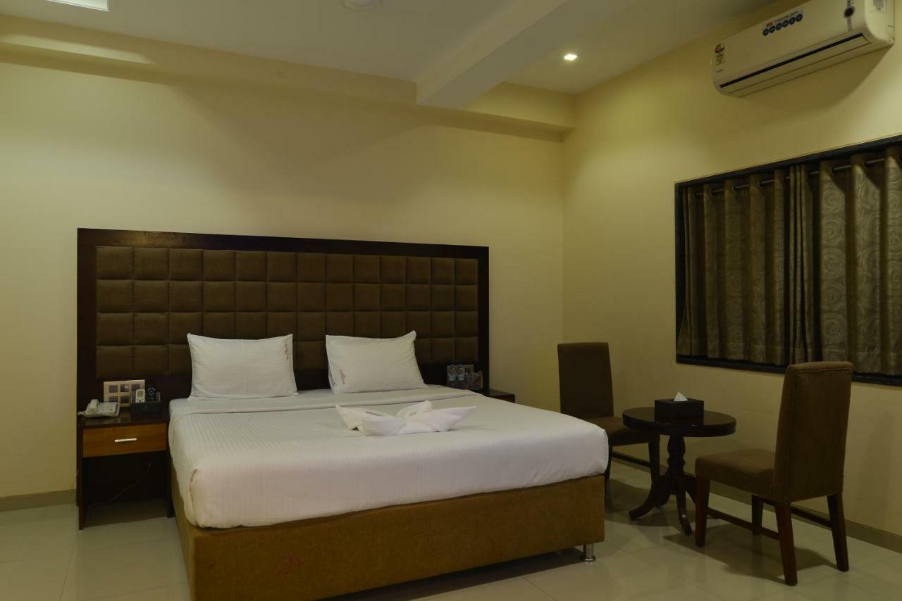 Hotel Jhankar Palace Dhule Eksteriør billede